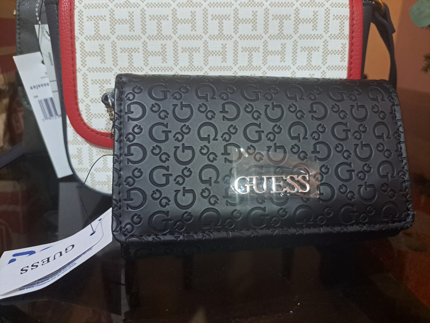 Billetera Guess Acabado De Los Herrajes Niquel Color Negro Diseño De La Tela Liso