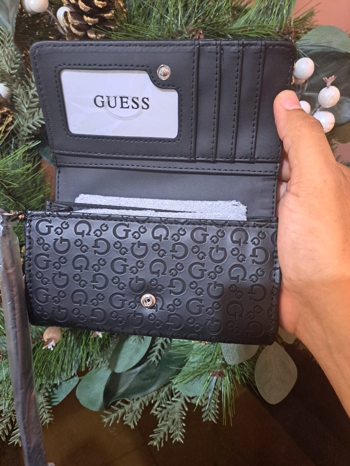 Billetera Guess Acabado De Los Herrajes Niquel Color Negro Diseño De La Tela Liso
