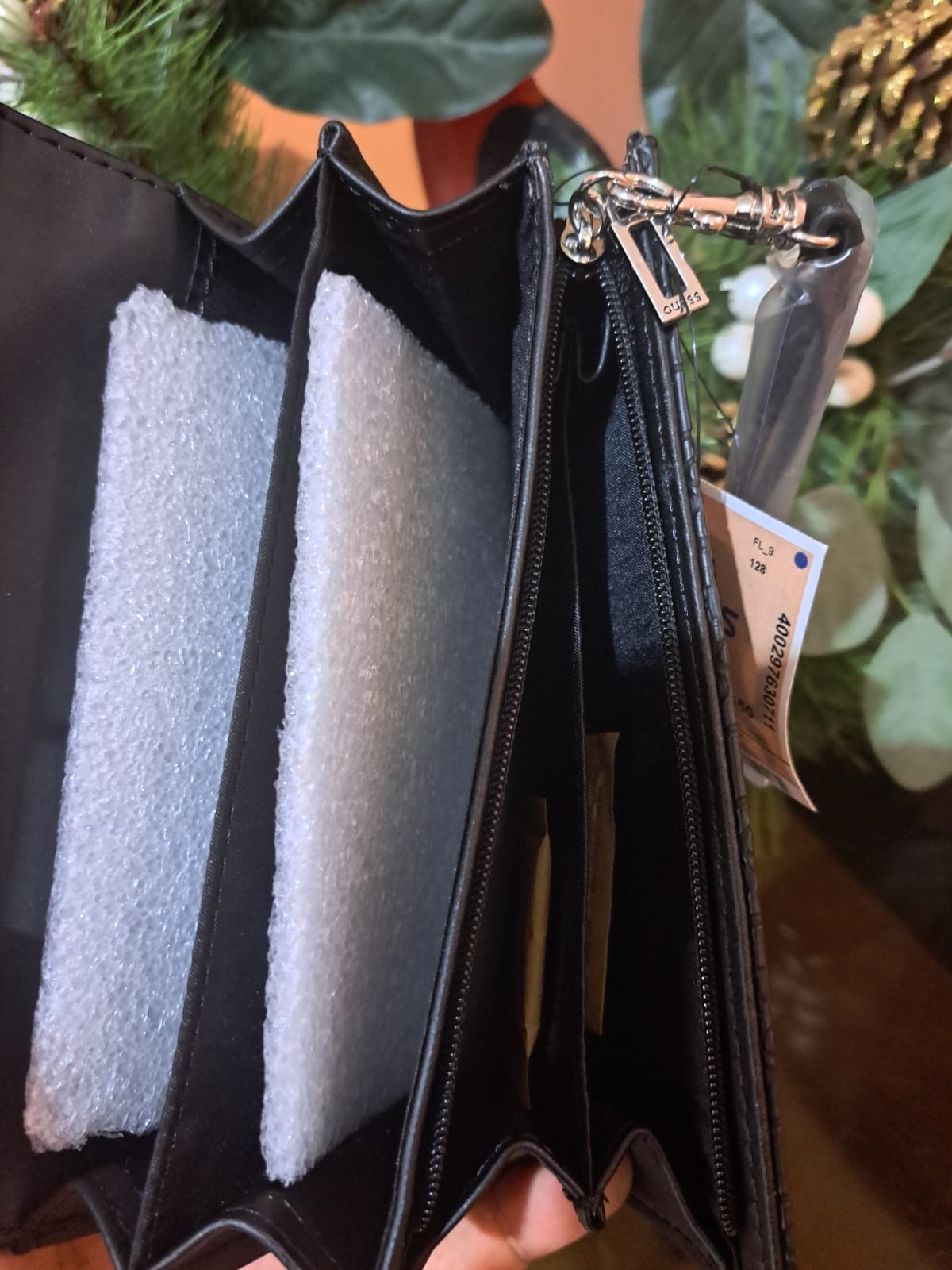 Billetera Guess Acabado De Los Herrajes Niquel Color Negro Diseño De La Tela Liso