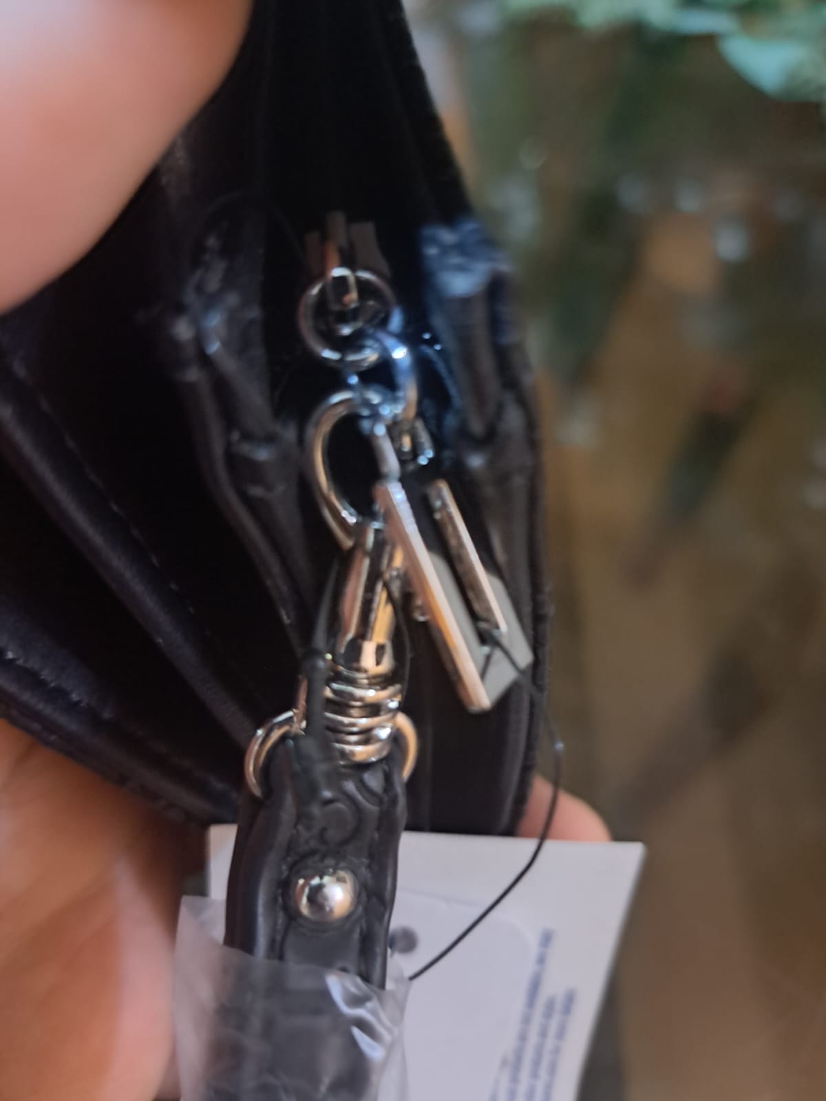 Billetera Guess Acabado De Los Herrajes Niquel Color Negro Diseño De La Tela Liso