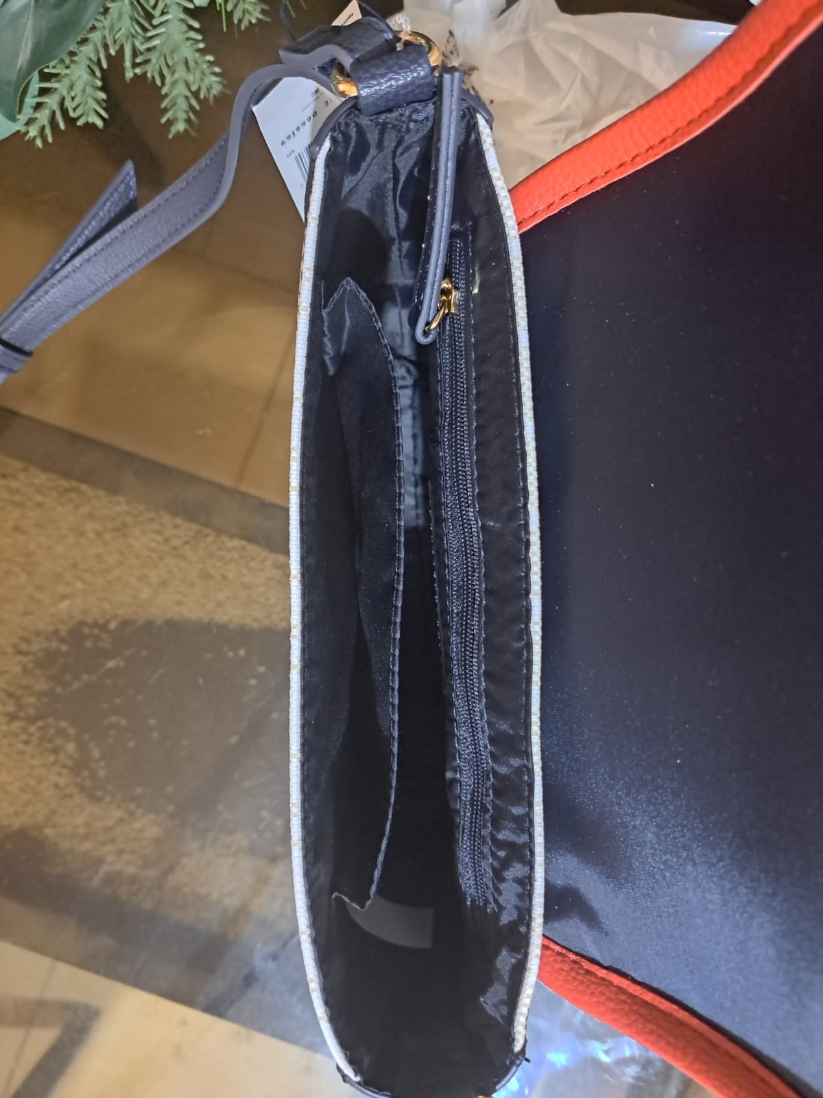 Crossbody Tommy Hilfiger Color Blanco/azul/rojo