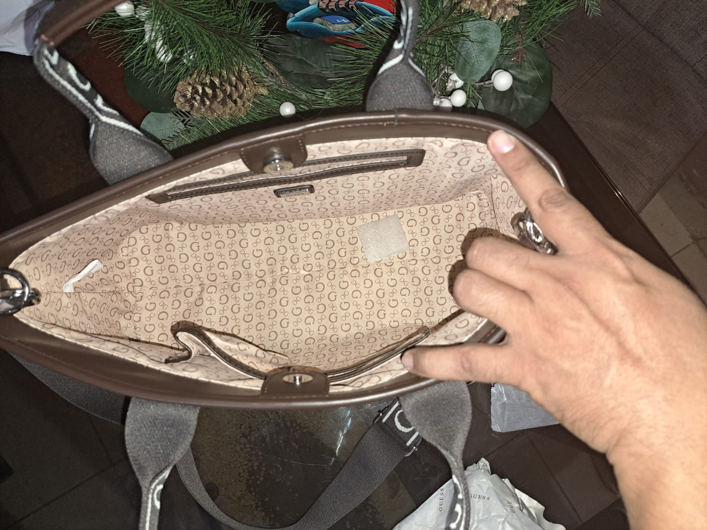 Bolsa Tote GUESS Monograma con Strap Ajustable y Mini Pouch