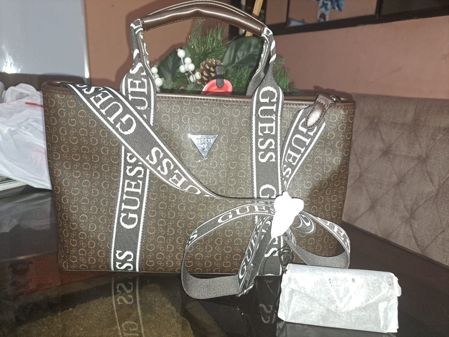 Bolsa Tote GUESS Monograma con Strap Ajustable y Mini Pouch