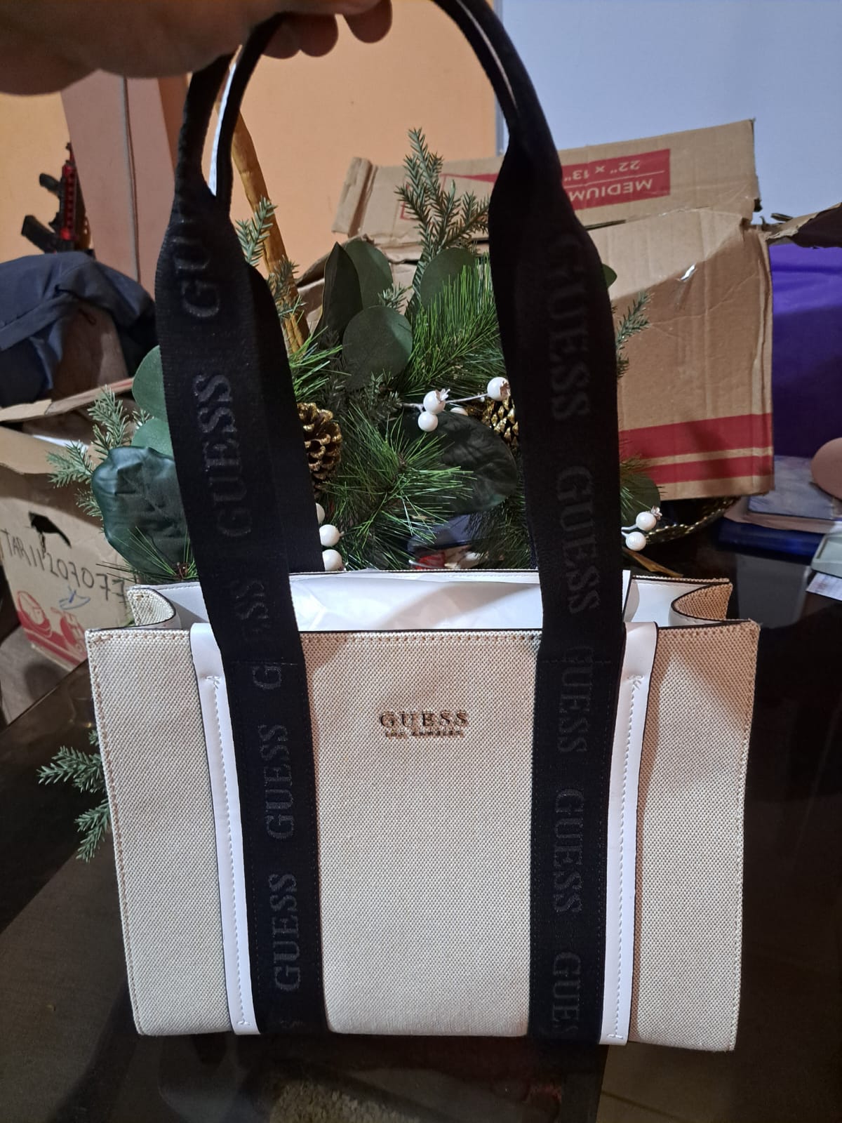 Bolso Carryall GUESS Beige doble asa negro