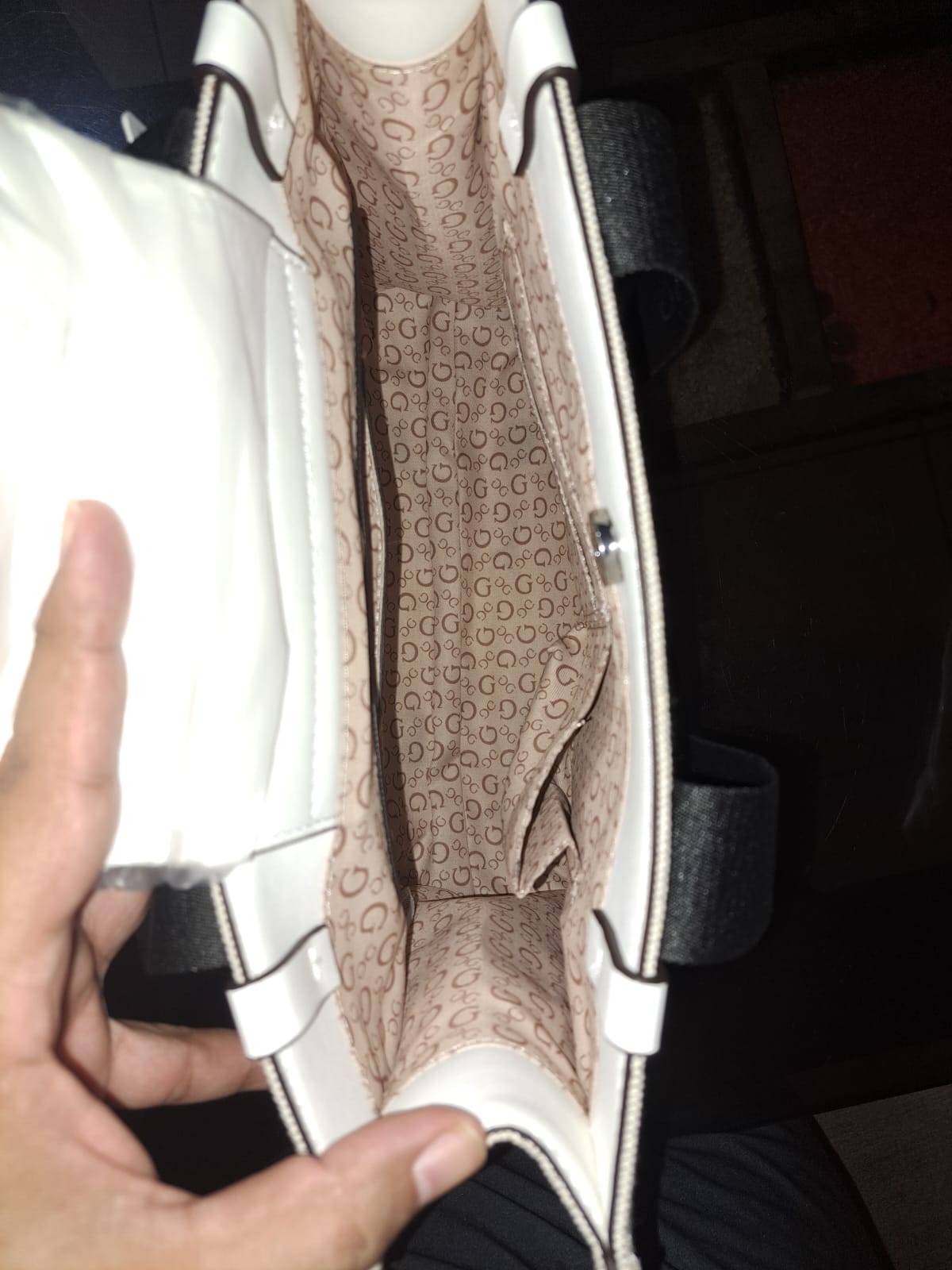 Bolso Carryall GUESS Beige doble asa negro