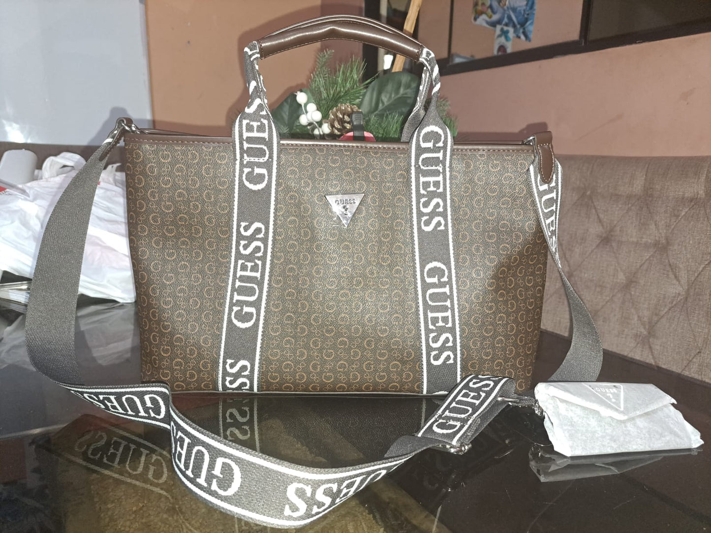 Bolsa Tote GUESS Monograma con Strap Ajustable y Mini Pouch