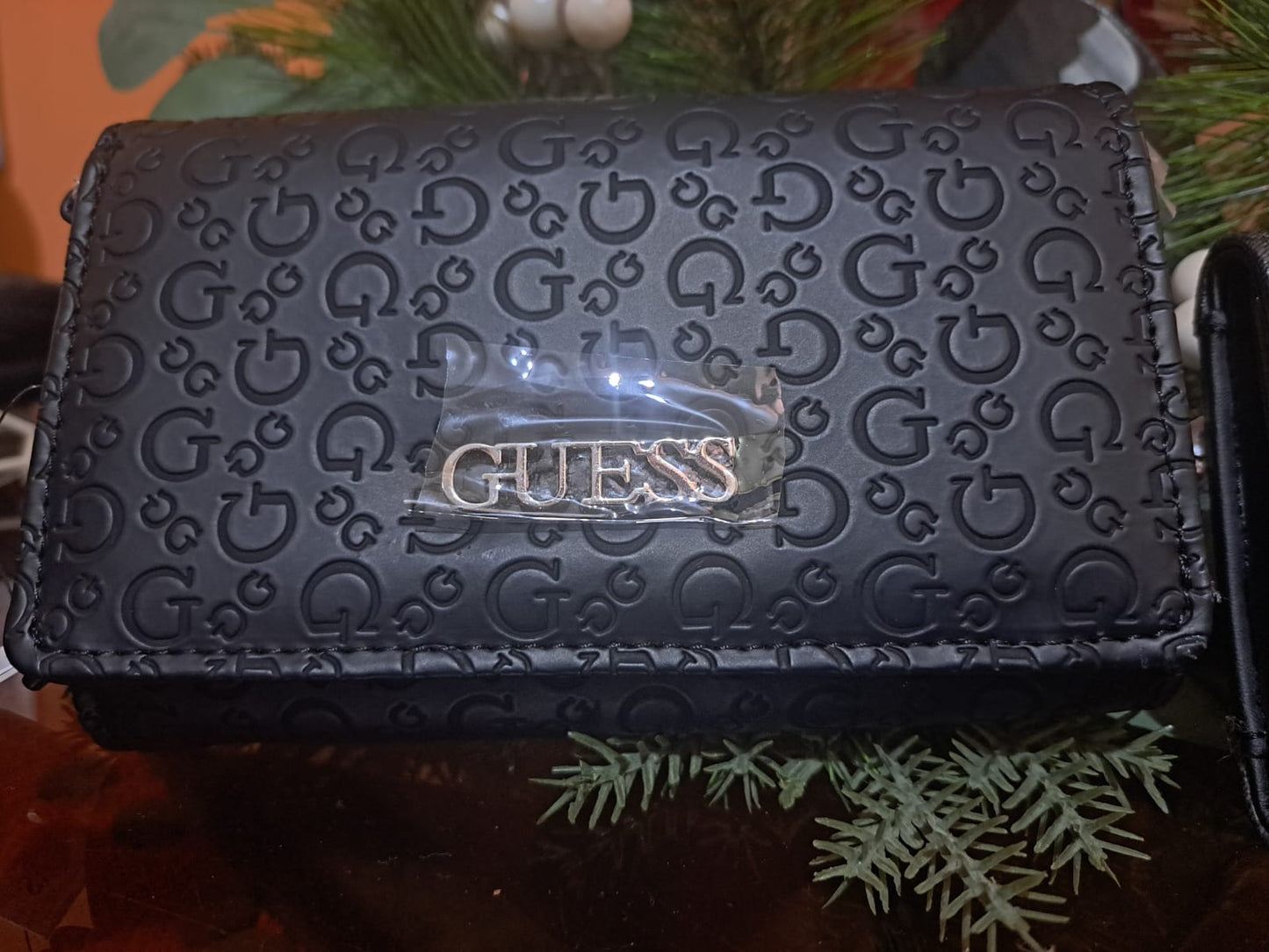 Billetera Guess Acabado De Los Herrajes Niquel Color Negro Diseño De La Tela Liso
