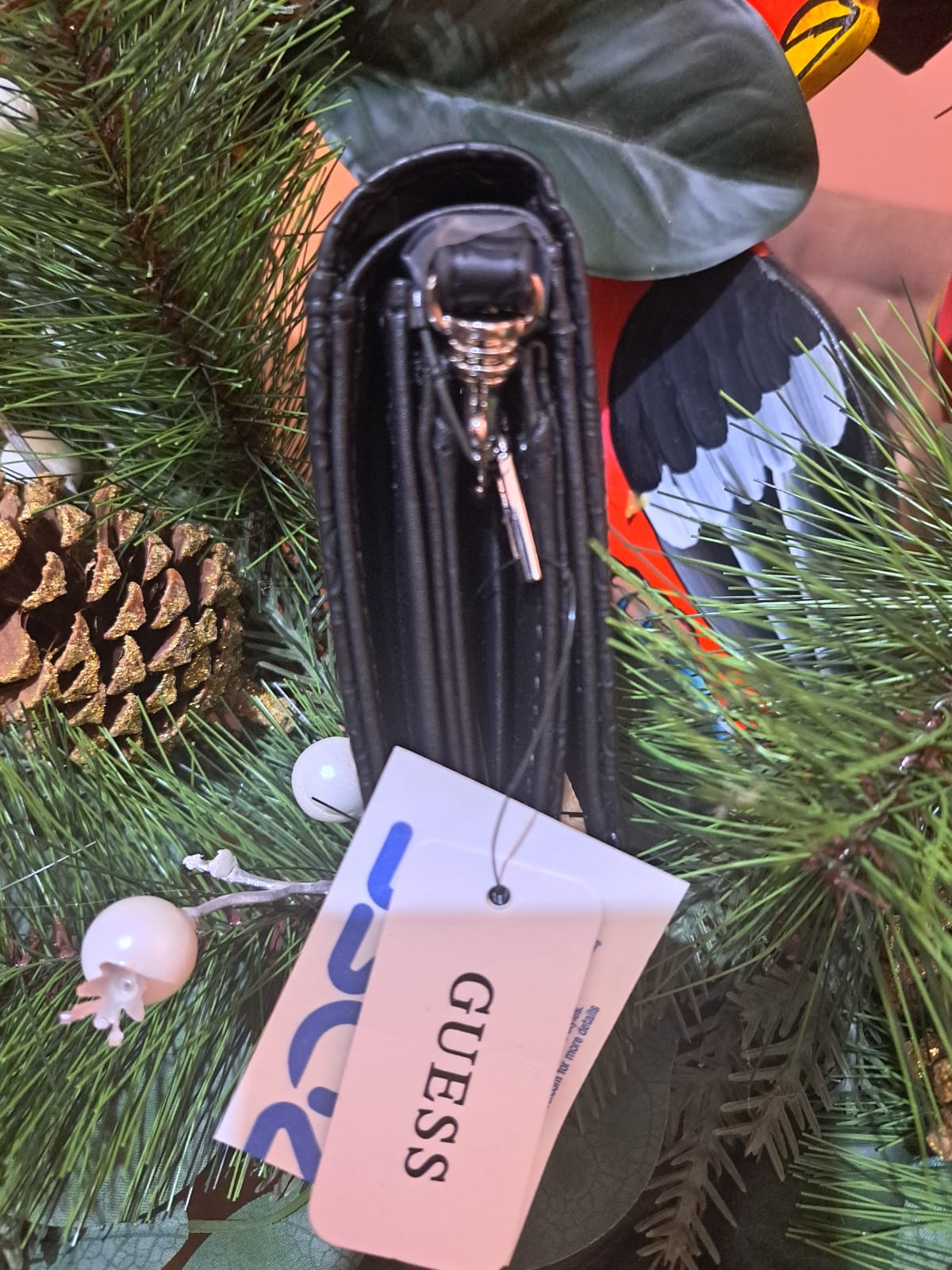 Billetera Guess Acabado De Los Herrajes Niquel Color Negro Diseño De La Tela Liso