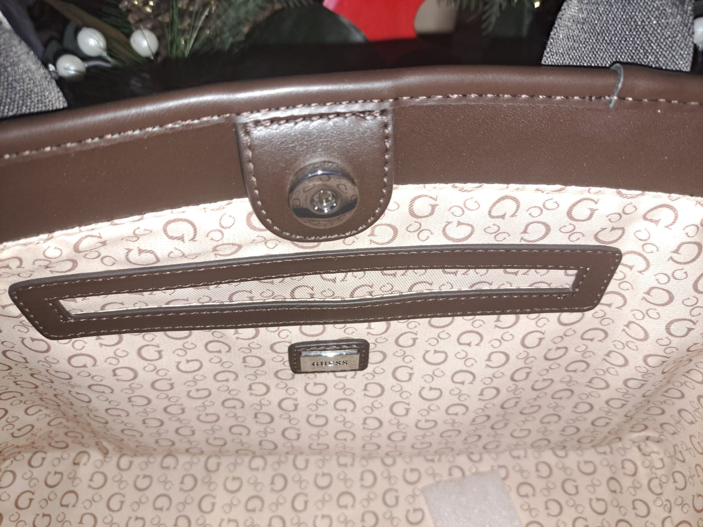 Bolsa Tote GUESS Monograma con Strap Ajustable y Mini Pouch